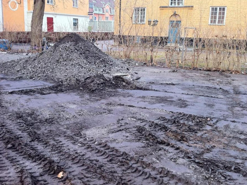 Verdichteter Boden auf einer Baustelle – ein typisches Beispiel für die Herausforderungen im städtischen Raum, insbesondere bei wiederholten Aushubarbeiten und begrenztem Gas- und Wasserfluss.